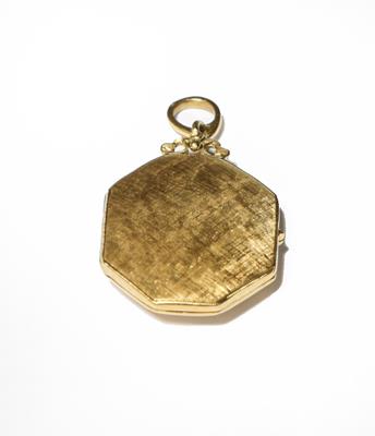 Lot 199 - A textured locket, stamped '750', length 4.6cm