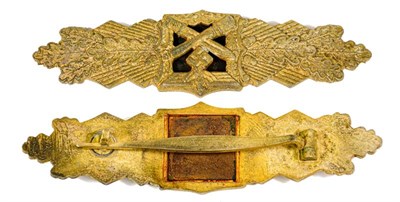 Lot 102 - A German Third Reich Close Combat Clasp, Gold Class, by Funke & Brüninghaus, in zinc alloy...