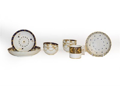 Lot 27 - A tray of 18th century and later English porcelain including Caughley teawares with wet blue...