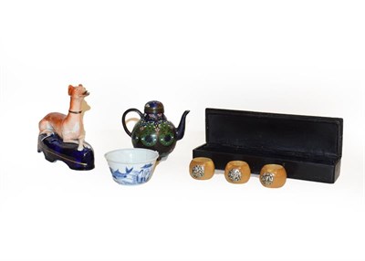 Lot 31 - Assorted ceramics to include a Moore Brothers centrepiece, Stourbridge dump, alabaster and...