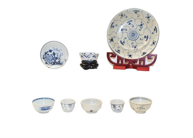Lot 79 - Tek Sing and Nanking cargo porcelain and associated literature, including a blue and white dish...