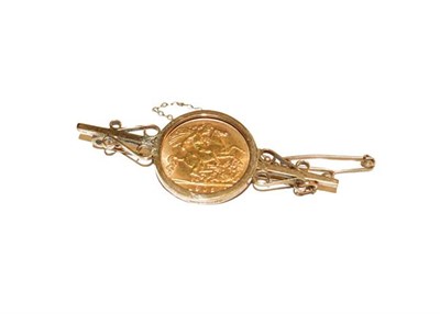 Lot 155 - A half sovereign dated 1905 mounted as a bar brooch, length 5.4cm
