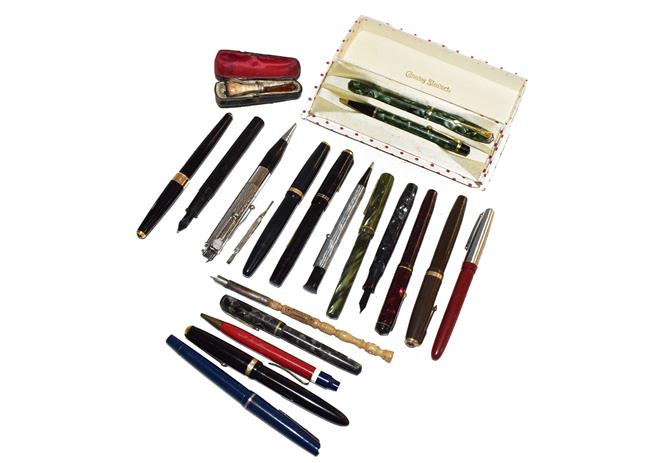 Lot 170 - A selection of fountain pens with 14k gold nibs by Waterman's, Conway Stewart, Ronson combined...