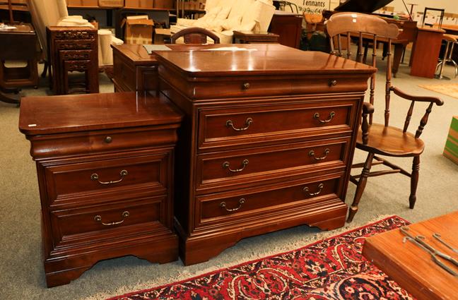Lot 1150 - A modern mahogany four height chest of drawers and matching three drawer bedside chest by Lexington