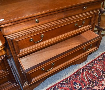 Lot 1150 - A modern mahogany four height chest of drawers and matching three drawer bedside chest by Lexington