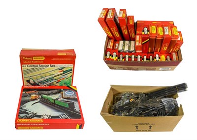 Lot 3222 - Hornby/Triang OO Gauge Rolling Stock including 25 assorted coaches and wagons; R6 Central...