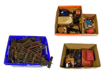 Lot 3233 - Hornby O Gauge Accessories No.7 Watchman's Hut with braisier, poker and shovel (boxed) assorted...