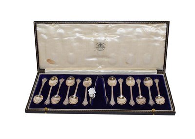 Lot 22 - A cased set of twelve George V silver teaspoons with a pair of tong en suite, by The Goldsmiths and