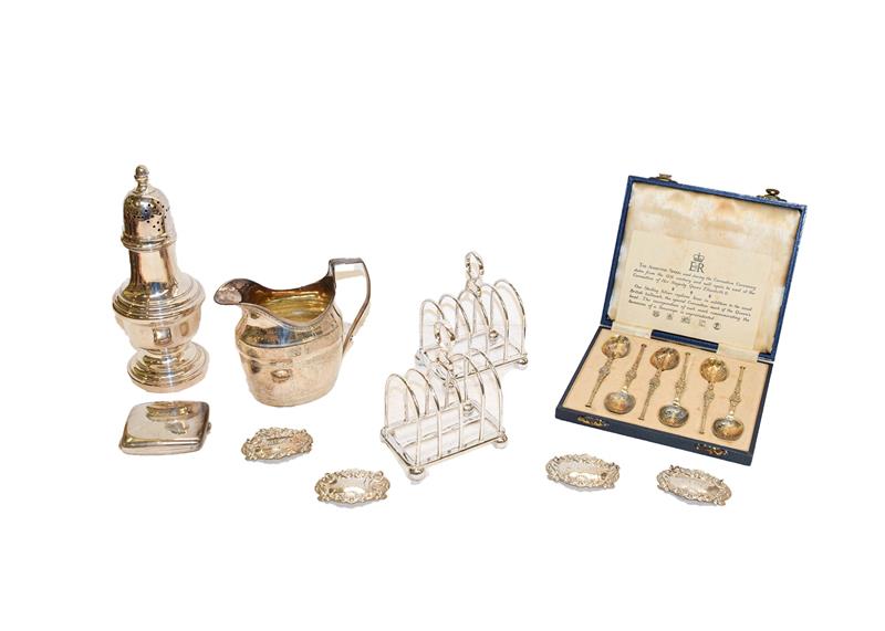Lot 90 - A collection of assorted silver, including a George III silver cream jug, London. 1801, an...