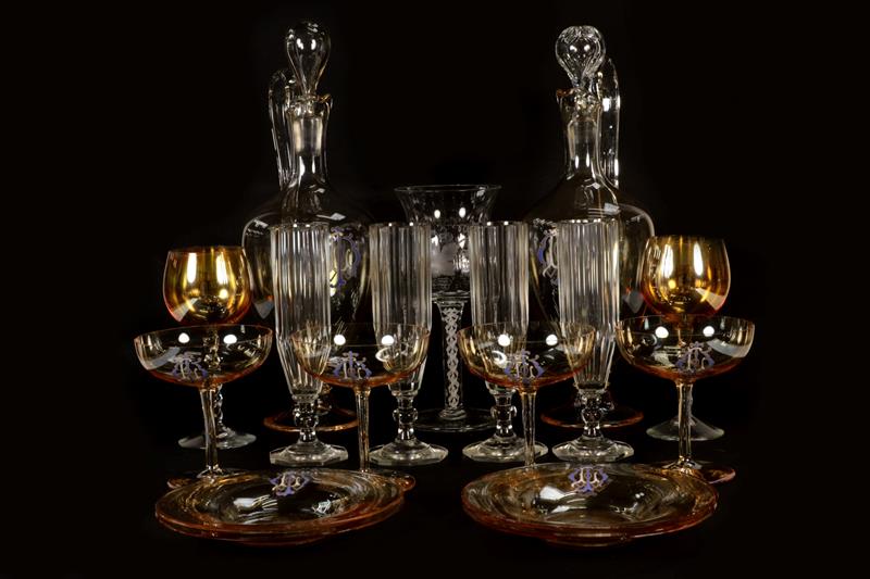 Lot 257 - A tray of mixed glassware including a modern
