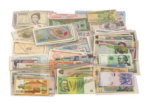Lot 2016 - A Collection of 850+ Foreign Banknotes, wide range of denominations & countries including:...