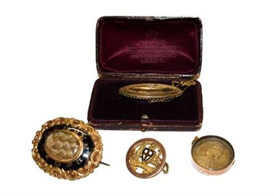 Lot 302 - An Australian cap badge, stamped '9'; a memorial brooch (a.f.); a Victorian brooch; and a coin...