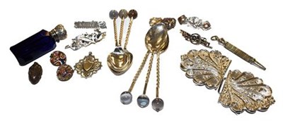 Lot 357 - ~ Miscellaneous items including a set of agate mounted silver coffee spoons, brooches, silver...