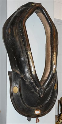 Lot 1188 - A leather working heavy horse collar, 95cm