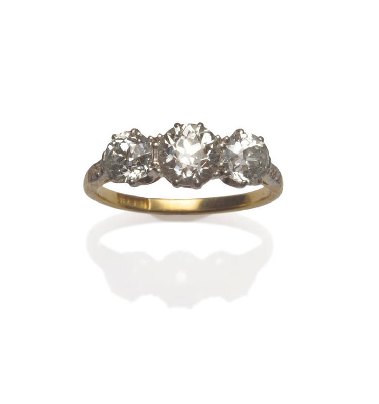 Lot 752 - A Diamond Three Stone Ring, the graduated