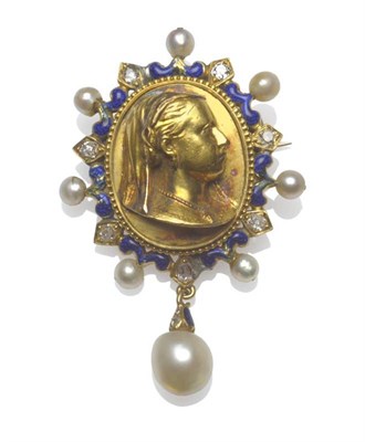 Lot 469 - Royal Interest: A Locket Pendant/Brooch, depicting a shoulder length portrait of Queen Victoria...