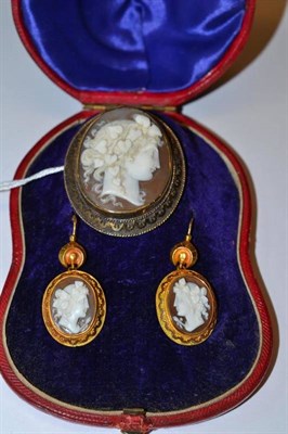 Lot 473 - A Victorian Cameo Brooch and A Pair of Earrings, the cameo depicting classical portraits, in...