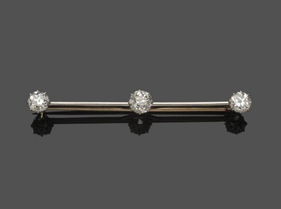 Lot 554 - An Early 20th Century Diamond Three Stone Bar Brooch, three graduated old cut diamonds in white...