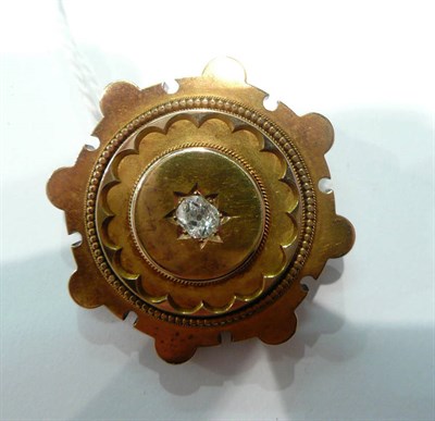 Lot 25 - Diamond-set gold brooch