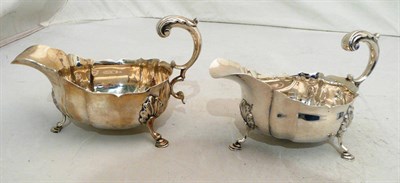 Lot 86 - A pair of silver sauce boats, approx 11.2oz