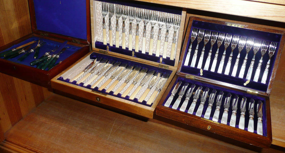 Lot 292 - Cased set of silver plated dessert eaters with mother-of-pearl handles, part set of plated fish...