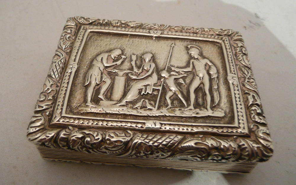 Lot 457 - Georgian snuff box with classical lid