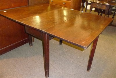 Lot 580 - Early 19th century mahogany drop leaf table