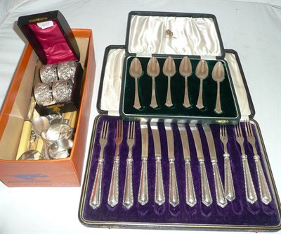Lot 139 - A quantity of silver including four cased napkin rings, cased grapefruit spoons, cutlery, etc