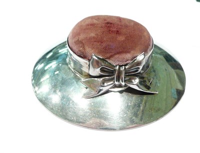 Lot 206 - Silver hat-shaped pin cushion