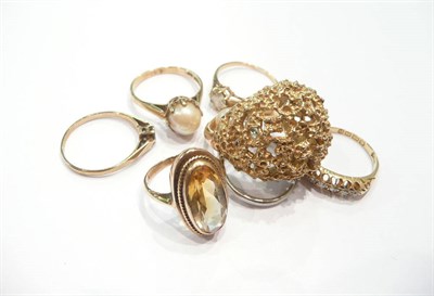 Lot 241 - Six gold rings and a platinum ring (7)