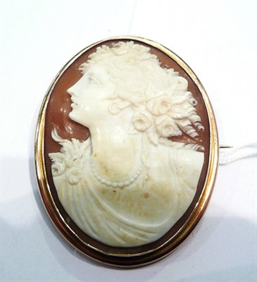 Lot 375 - A cameo brooch