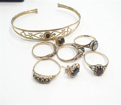 Lot 386 - Five gold rings and a bangle with matching earrings