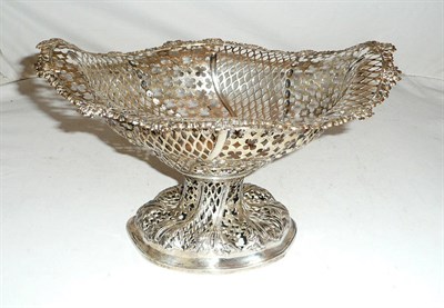 Lot 390 - A Victorian pierced silver basket