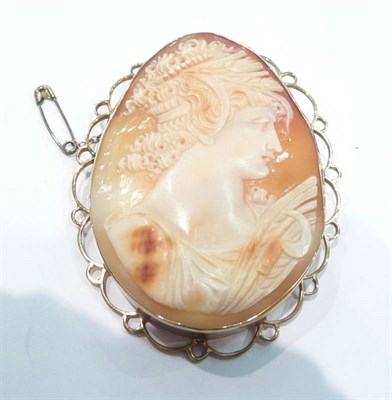 Lot 497 - Gold-mounted cameo brooch