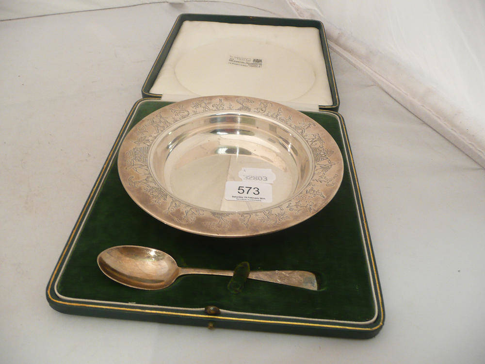 Lot 573 - Silver child's plate and spoon in case, London 1933