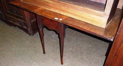 Lot 766 - 18th century mahogany drop leaf table