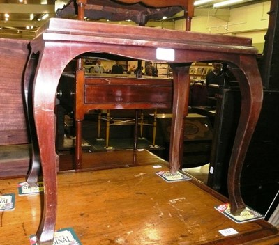 Lot 778 - A mahogany tray-top occasional table