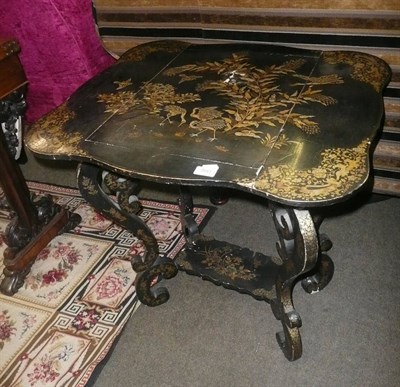 Lot 880 - Lacquered table