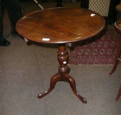 Lot 915 - George III mahogany tripod table with split top