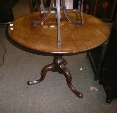 Lot 925 - Tilt-top table