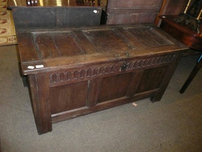 Lot 931 - 18th century oak kist