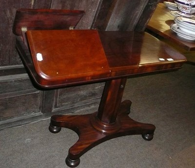 Lot 976 - Victorian mahogany pedestal table with two hinged ratchet leaves