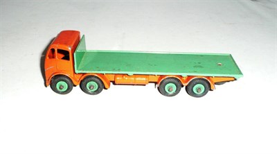 Lot 1153 - A Boxed Dinky Supertoys Foden Flat Truck No.902, 2nd type cab, with orange cab and chassis,...