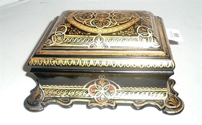 Lot 66 - A papier mache box