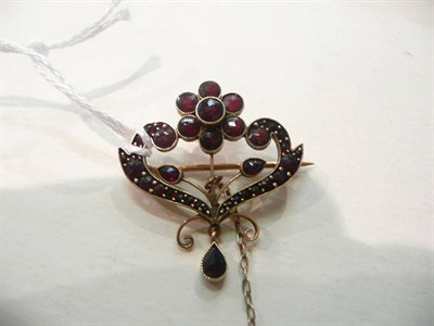 Lot 73 - A garnet-set cluster brooch