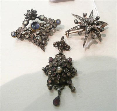 Lot 79 - A diamond star brooch, another brooch and a pendant (all a.f.)