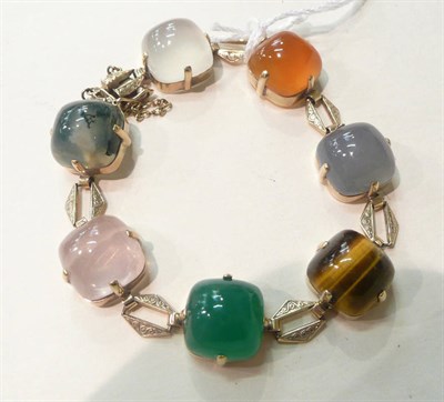 Lot 80 - An agate-set bracelet