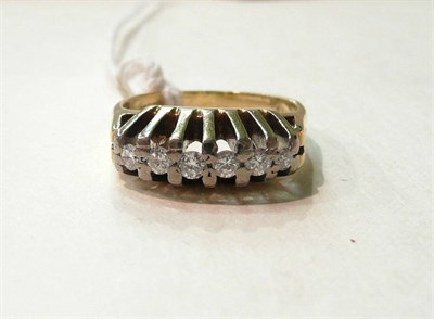 Lot 98 - A 14ct gold diamond ring