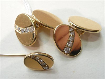 Lot 115 - A pair of 18ct gold diamond-set cuff-links and tie pin en suite, with graduated round brilliant cut