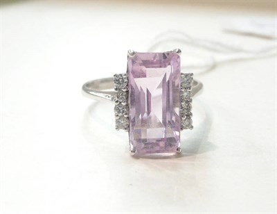 Lot 117 - An 18ct white gold kunzite and diamond ring